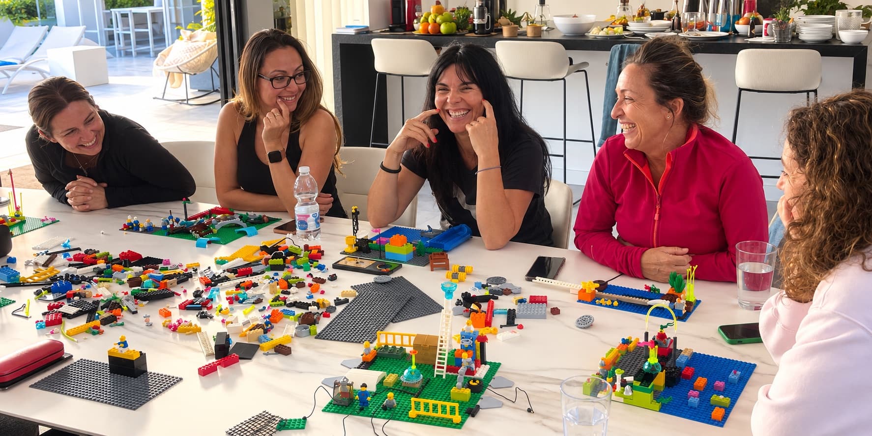 Atelier créatif avec des briques de construction sur la table du salon