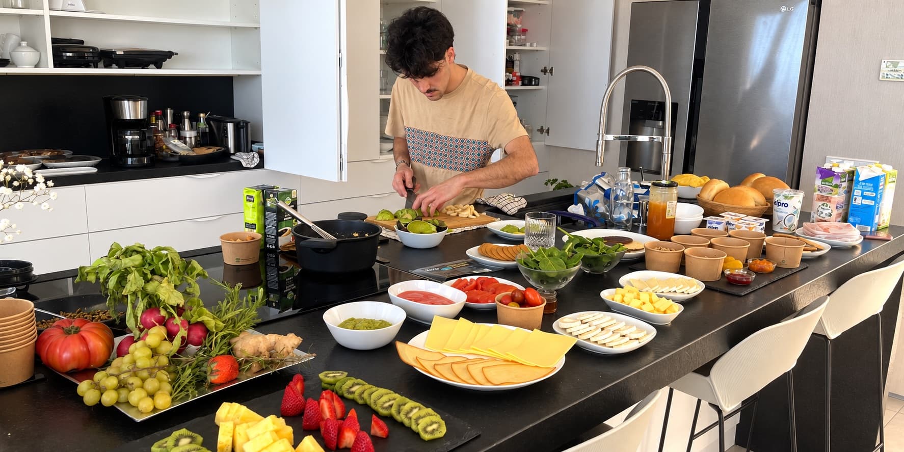 Préparation d'un petit-déjeuner pour un groupe dans la cuisine de la villa