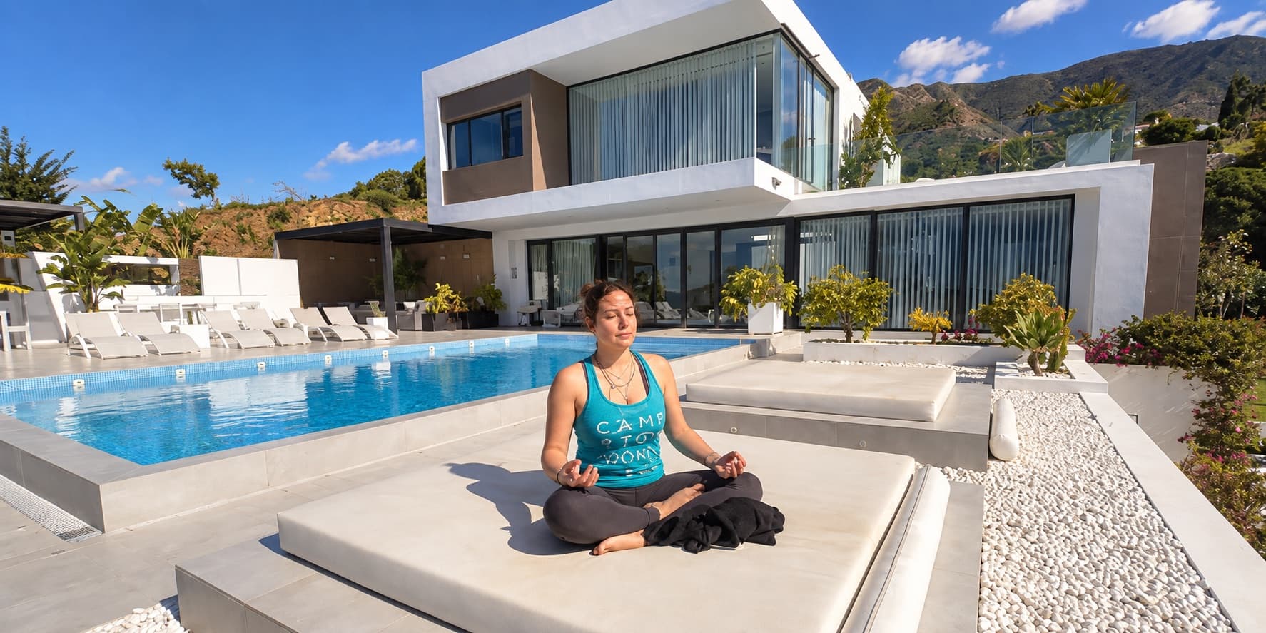 Méditation au bord de la piscine, face à la façade de la villa