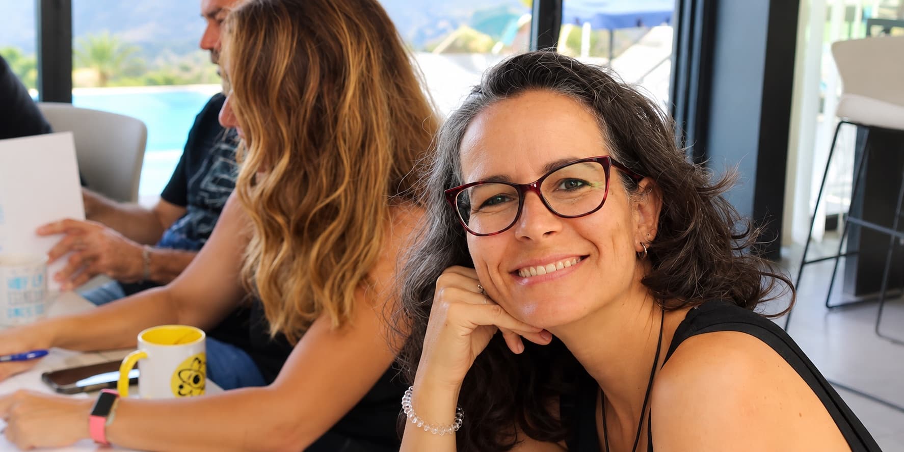 Participante souriante lors d'une formation dans le salon