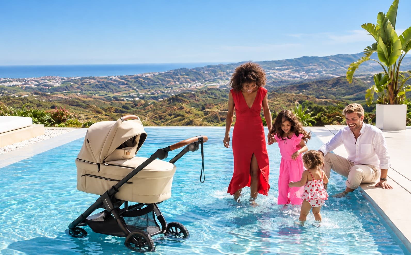 Famille dans la piscine à débordement pendant une campagne de poussettes, avec vues sur la côte