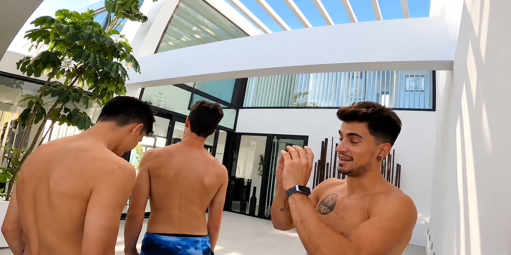 Tournage de youtubeurs dans le patio intérieur sous la pergola