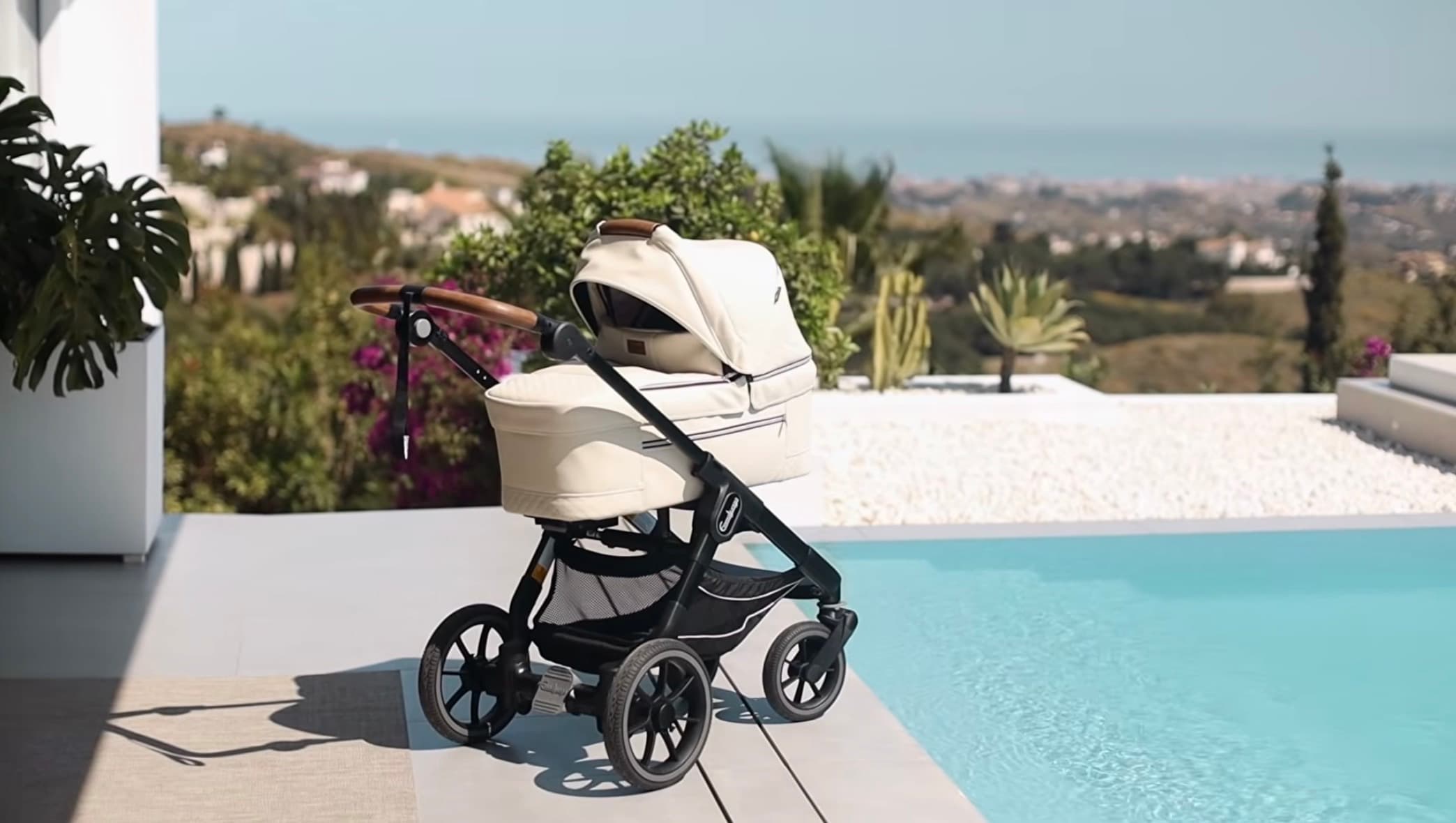 Spot Emmaljunga : poussette près de la piscine avec vues sur la côte