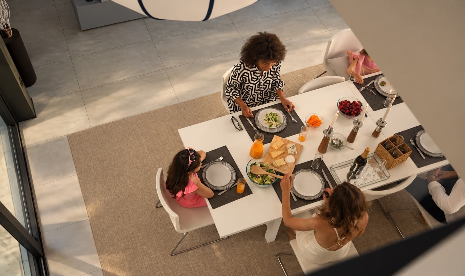 Vue en plongée de la salle à manger