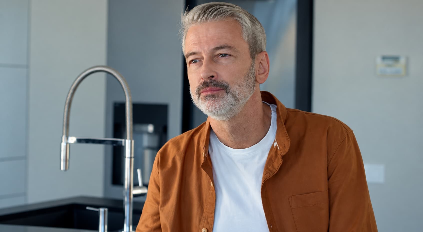 Acteur dans la cuisine de la villa pendant un tournage