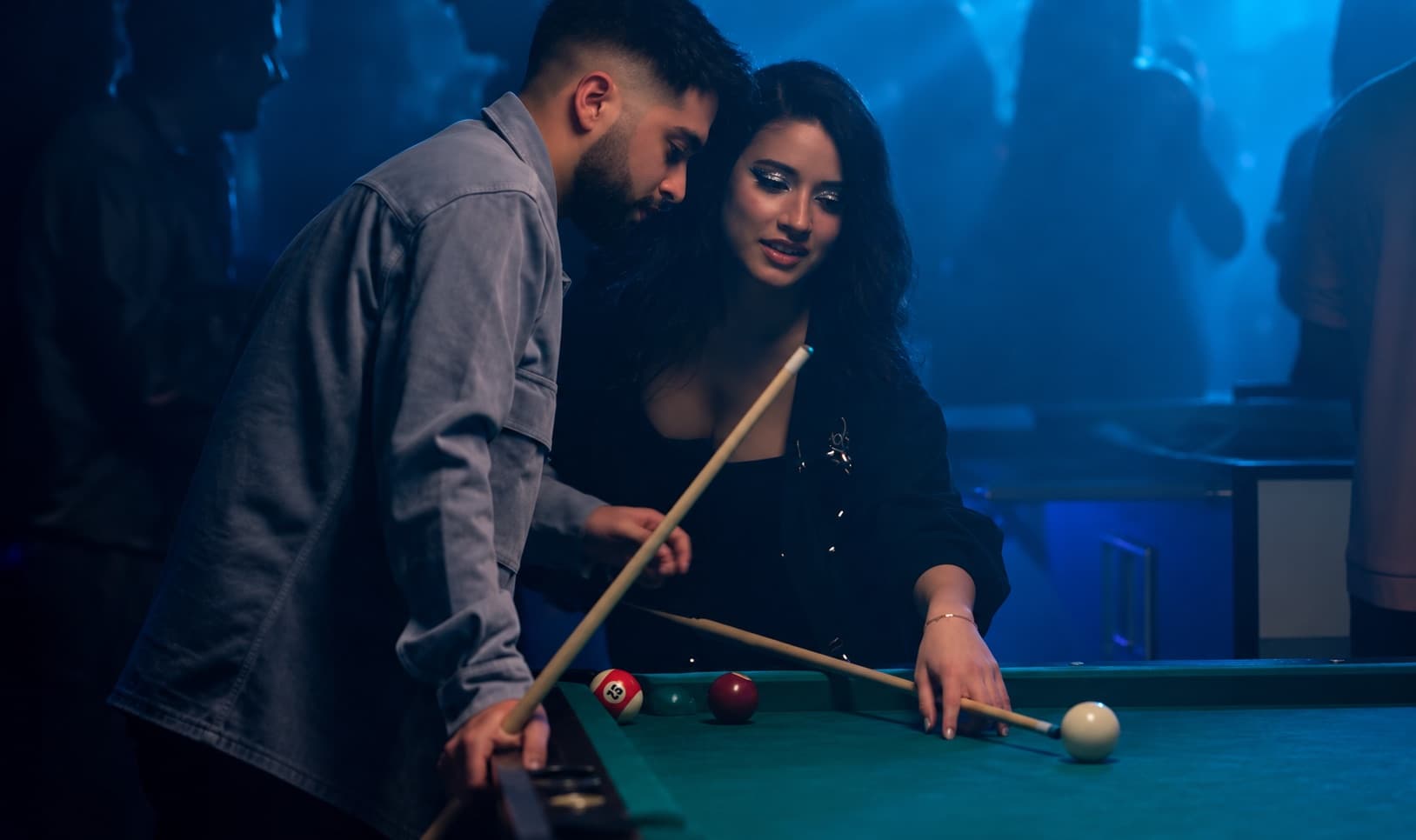 Scène de clip sur la table de billard avec éclairage bleu