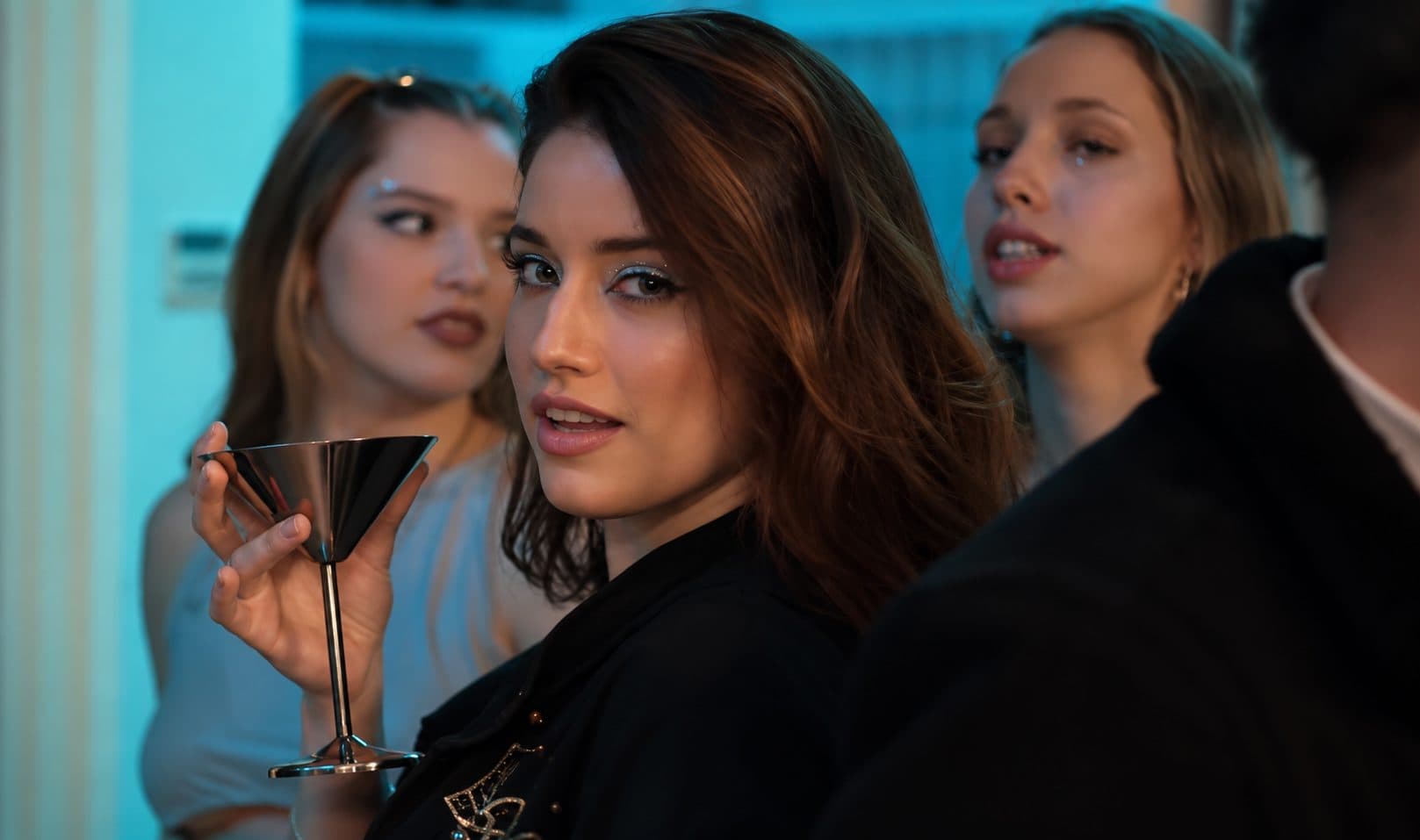 Scène de fête nocturne avec un verre à cocktail