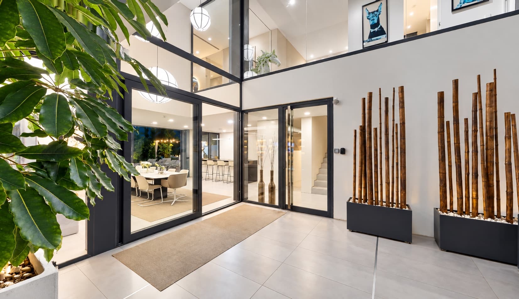 Patio intérieur avec bambous décoratifs et salle à manger au fond