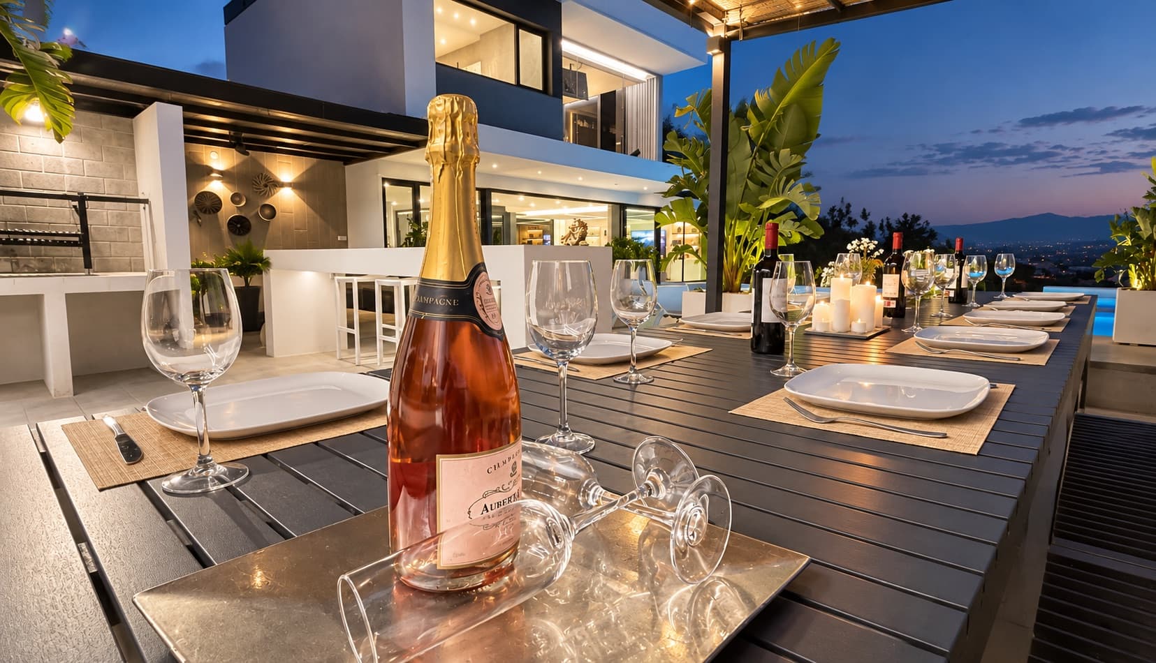 Détail de la table de la pergola avec du champagne à la tombée de la nuit