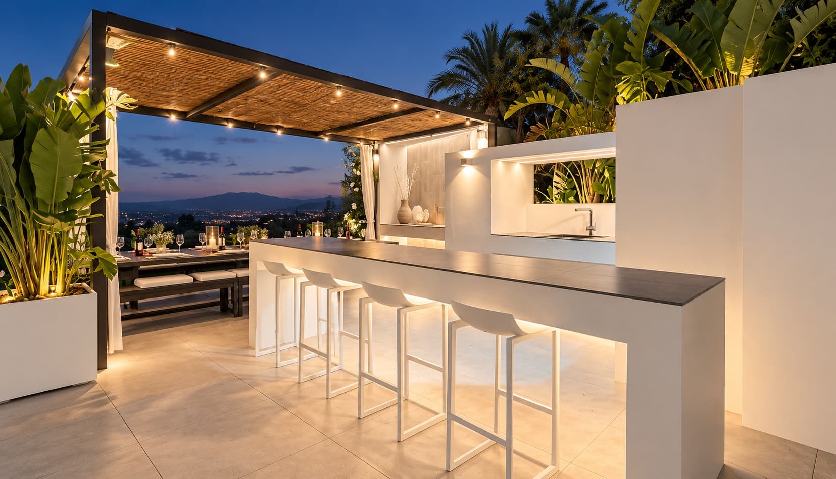 Bar extérieur avec tabourets hauts et pergola illuminée au coucher du soleil
