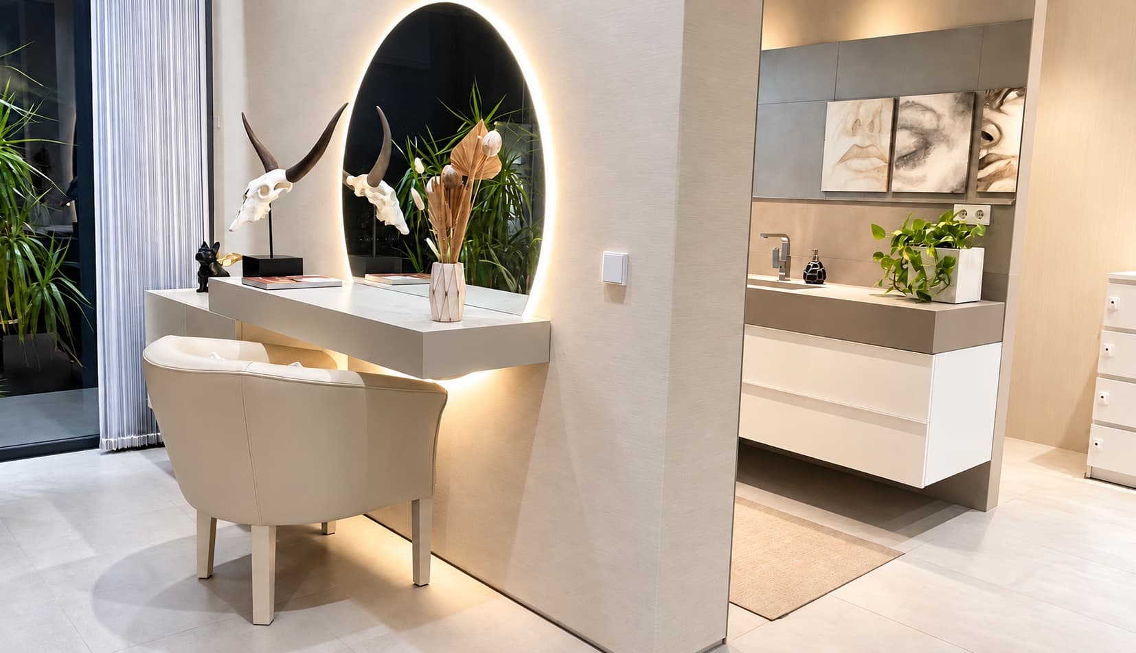 Entrée de la salle de bains de la suite avec porte coulissante en verre
