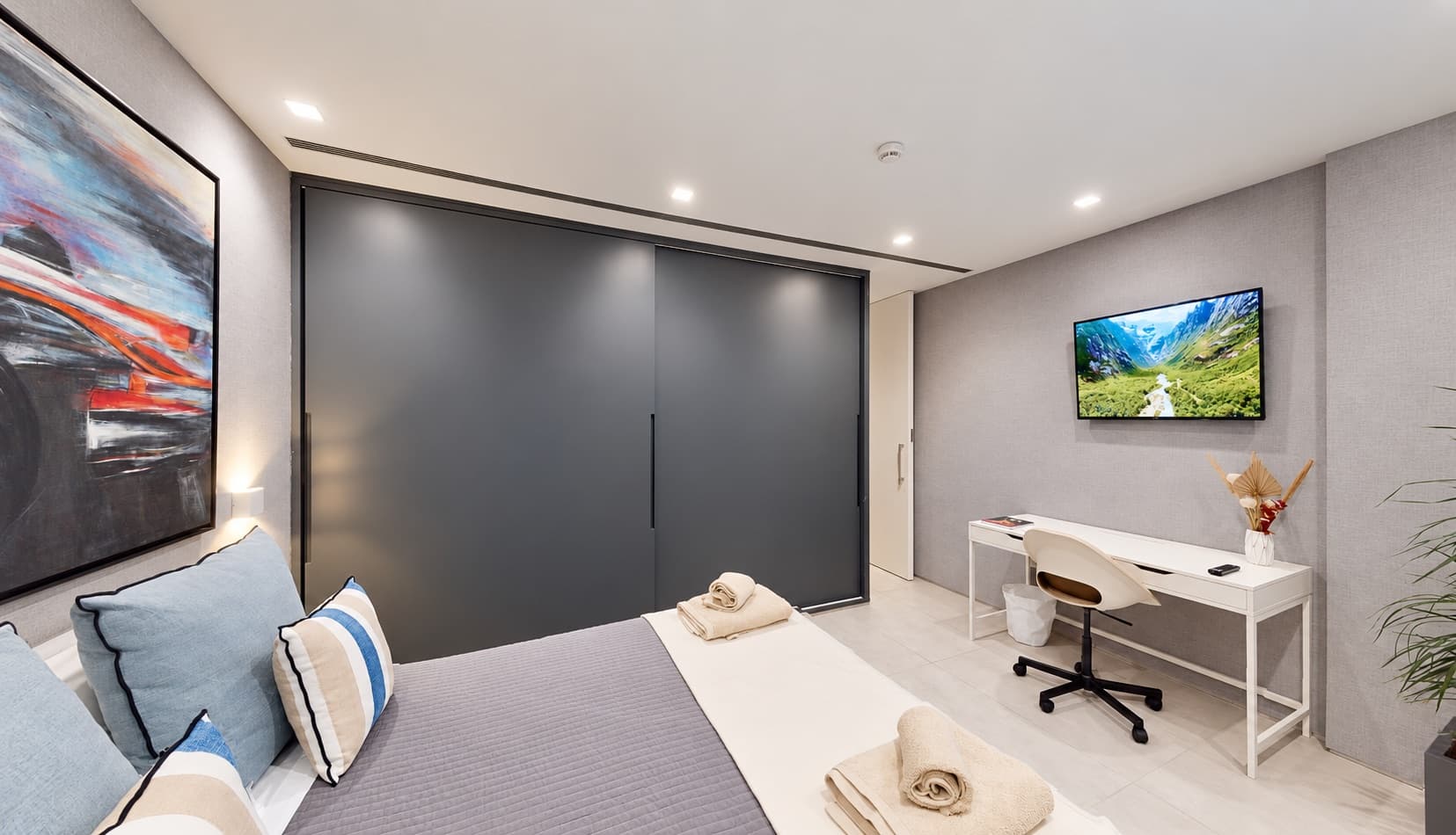Chambre double avec grand lit et décoration dans des tons neutres