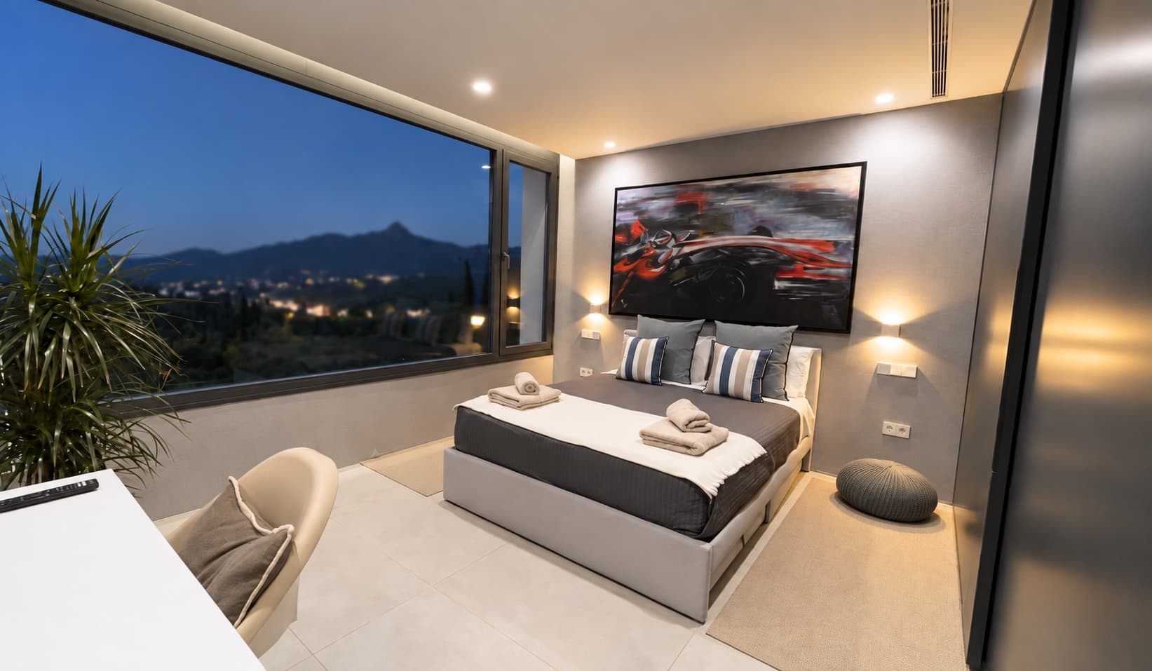 Chambre double avec tête de lit décorative et lumière naturelle