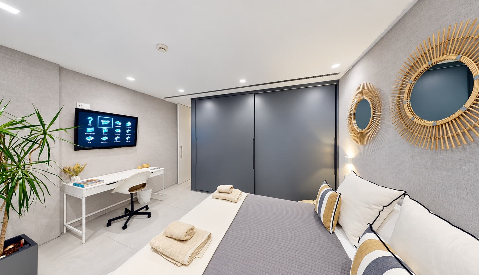 Chambre double avec détails design et fenêtres sur le jardin