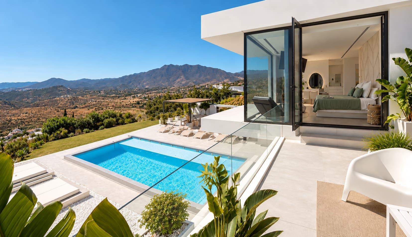 Terrasse privée de la suite de jour avec vues sur la mer et la sierra