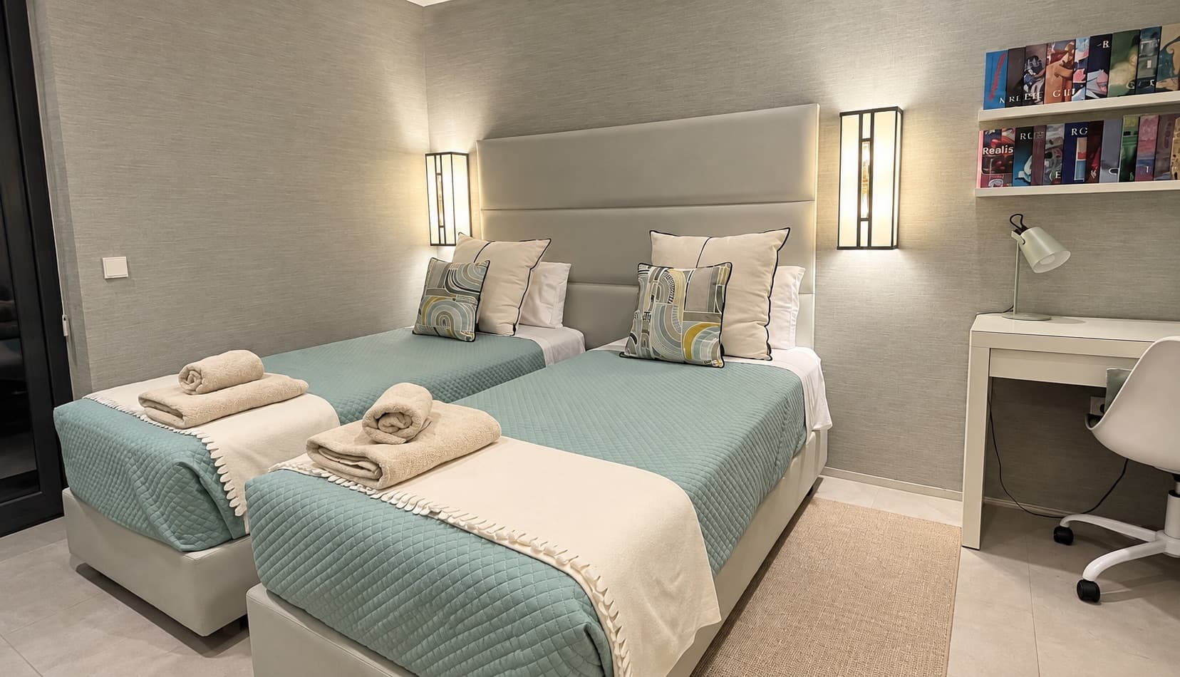 Chambre avec deux lits simples et baies vitrées sur le jardin
