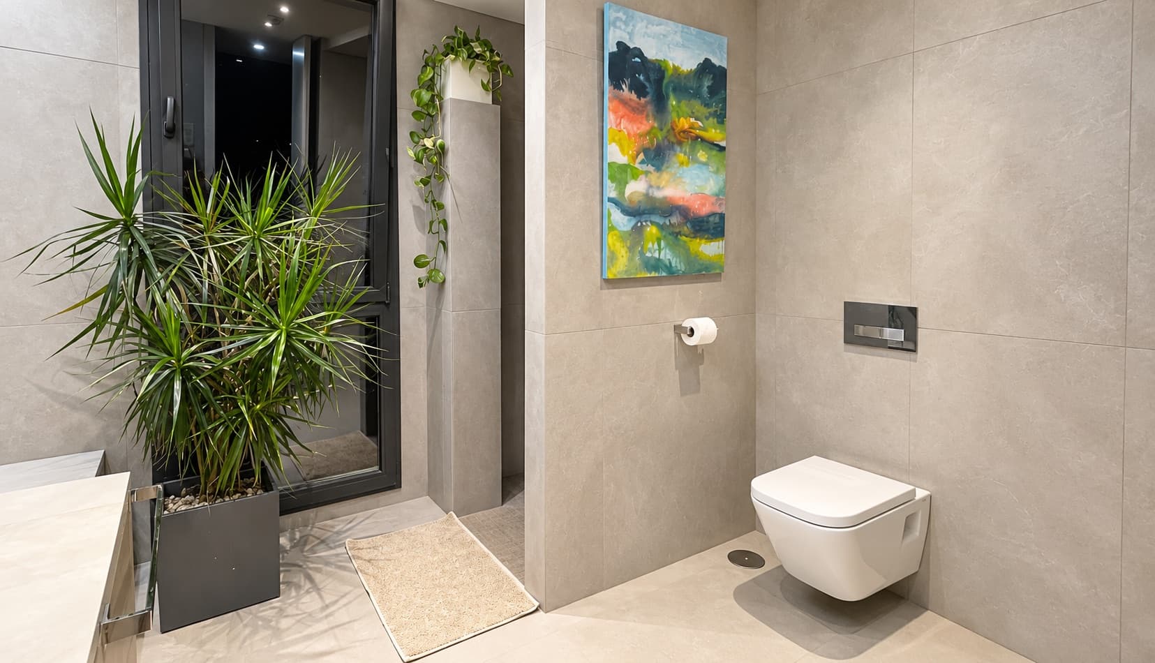 Deuxième salle de bains complète avec douche et plan en pierre