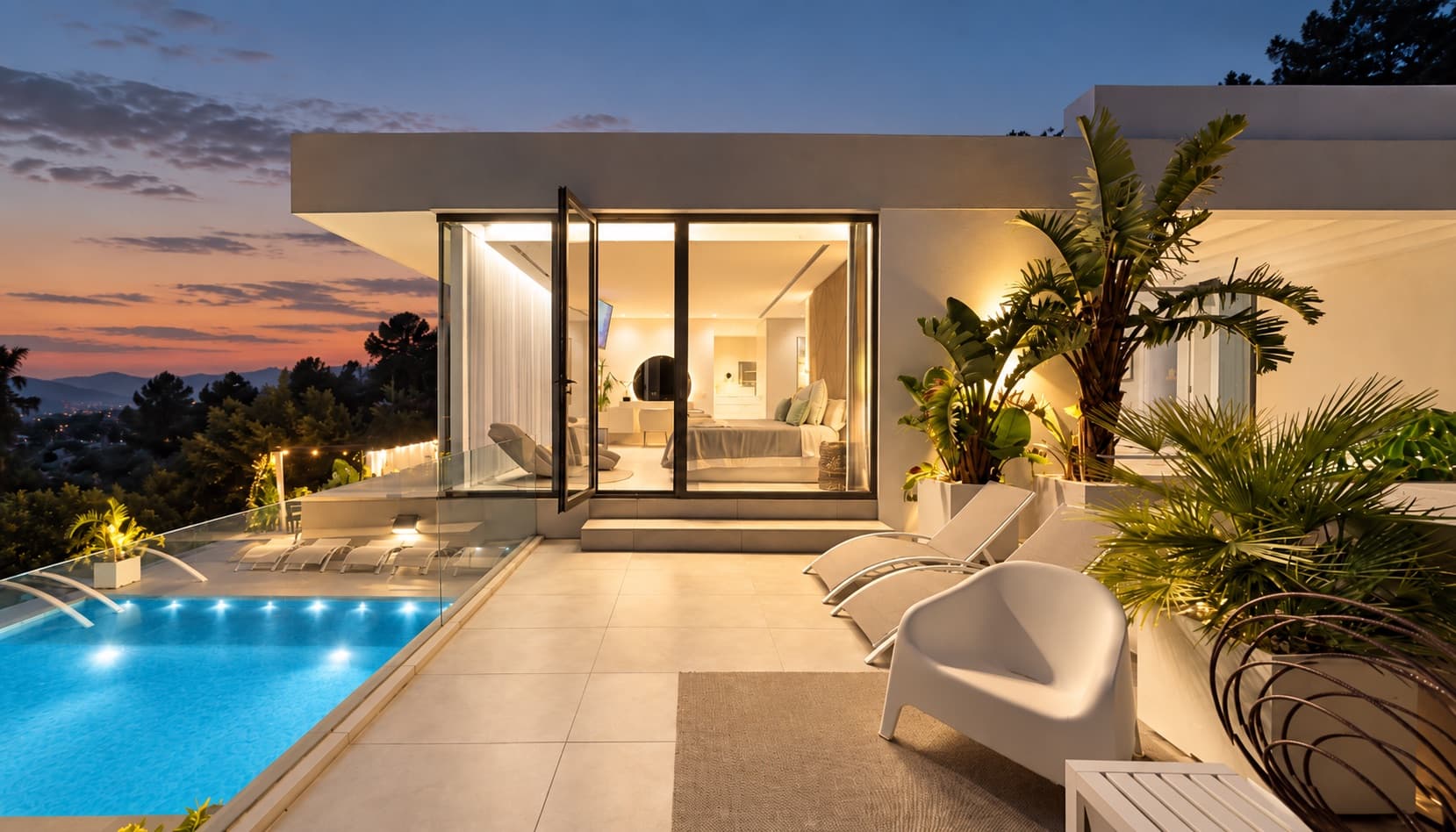 Terrasse privée de la suite avec piscine à débordement au coucher du soleil