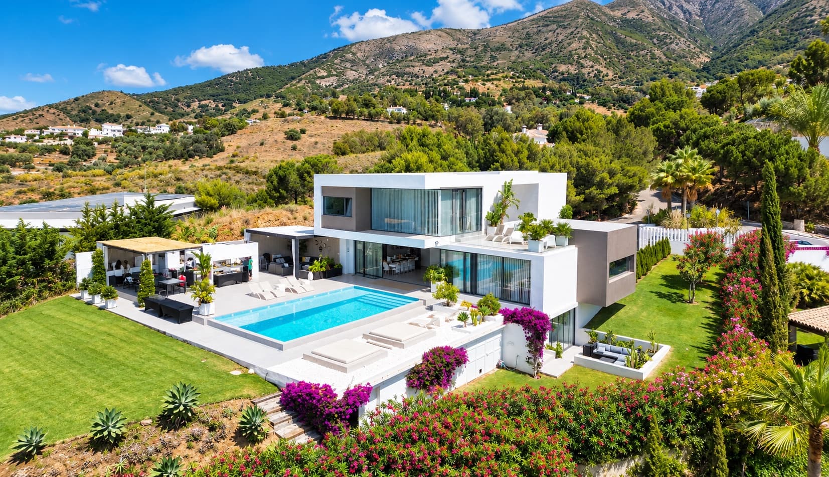 Vue aérienne de jour de la villa avec la piscine et la Sierra de Mijas en fond