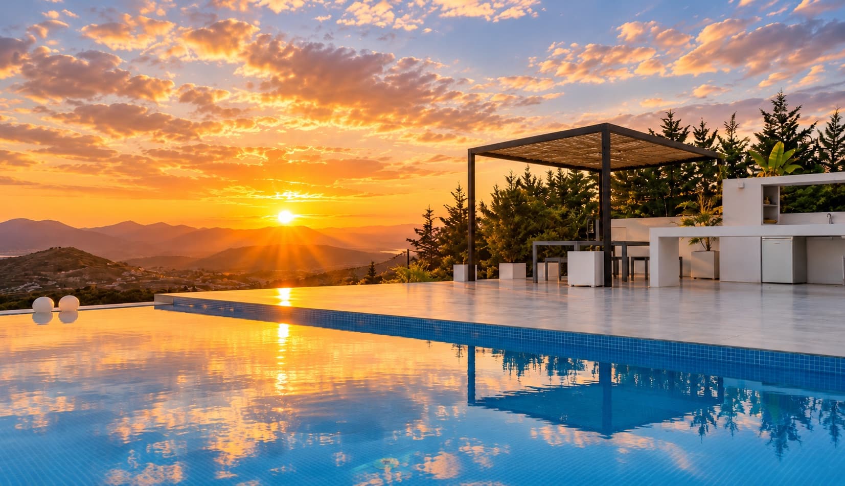 Piscine à débordement au coucher du soleil, le soleil au-dessus des montagnes et la pergola à droite