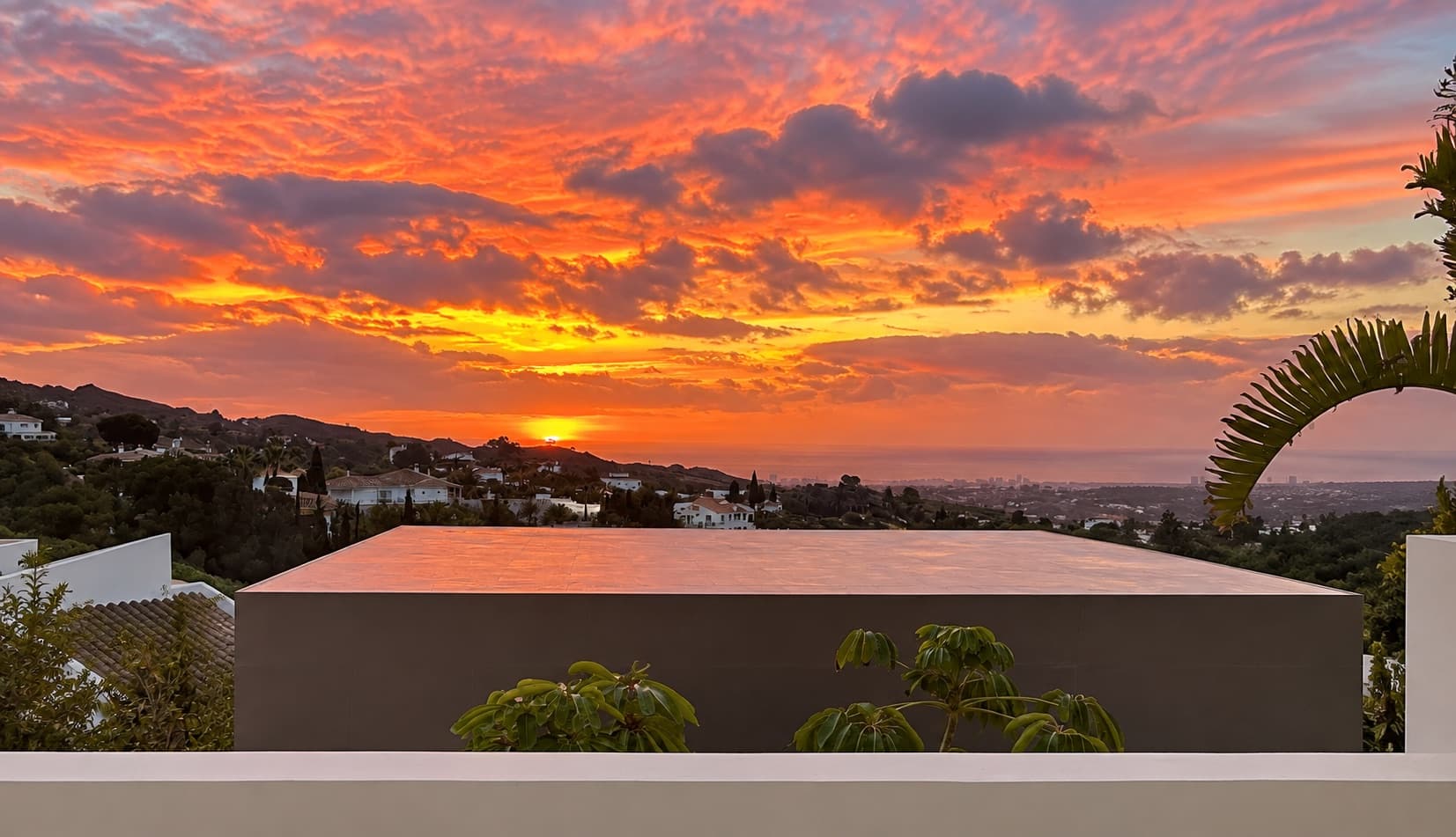 Coucher de soleil flamboyant sur les collines, vu depuis le passage extérieur