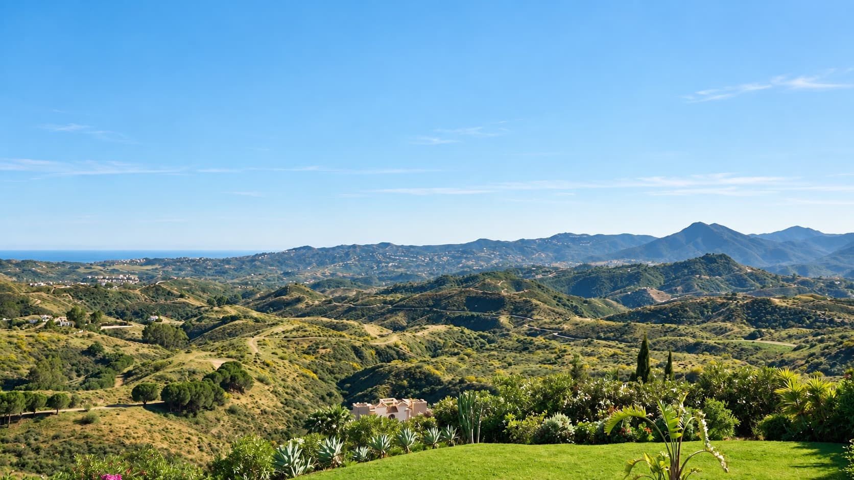 Vue de la Sierra de Mijas et de la côte depuis le jardin de la villa