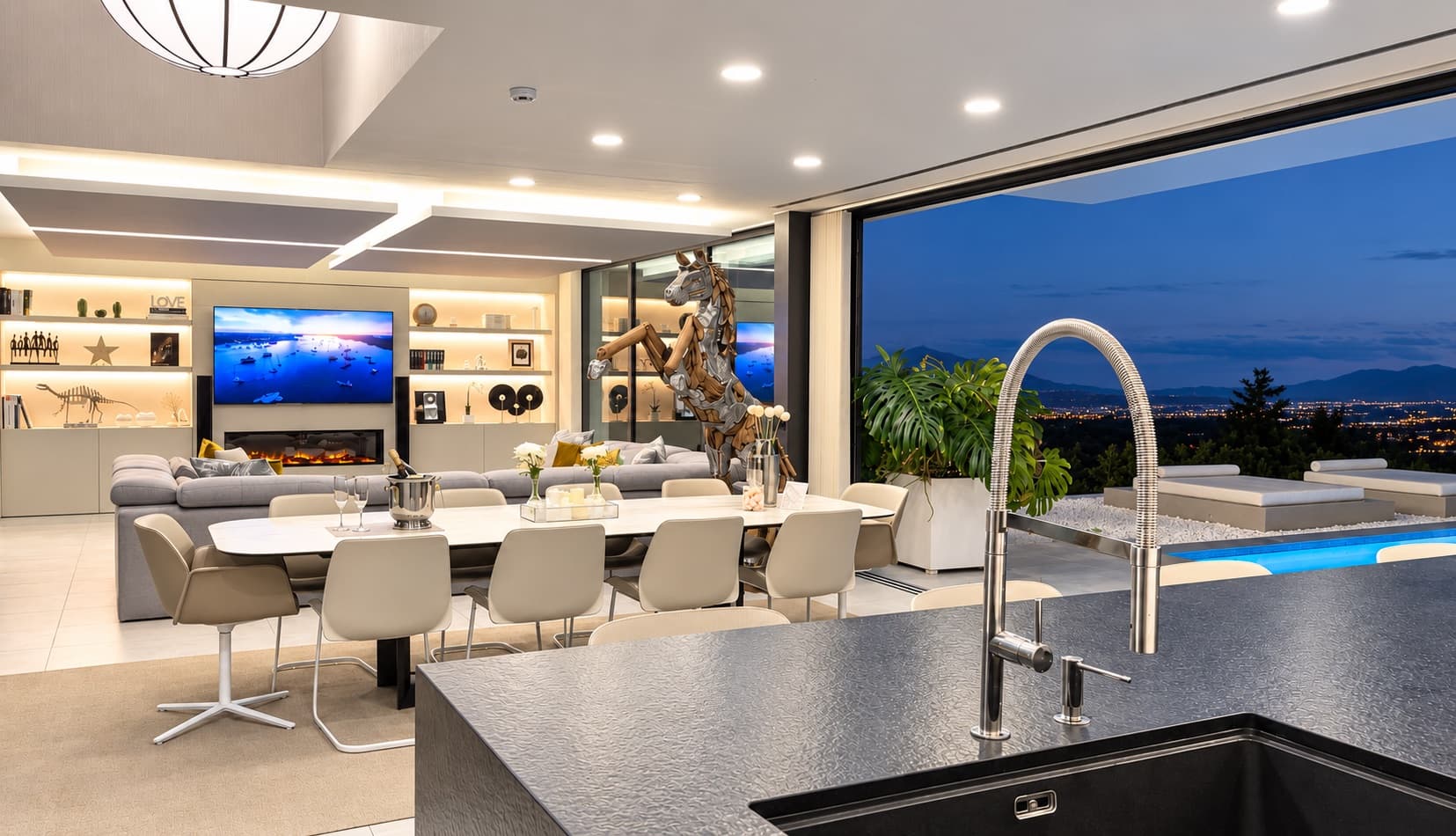 Salle à manger avec grande table et vues sur le jardin
