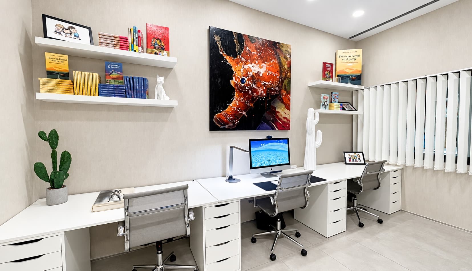 Bureau avec trois postes de travail et baies vitrées sur la sierra